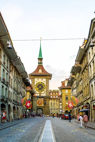 ベルン, スイス - 2018 年 8 月 23 日: ショッピングの路地に人々 wi ストックフォト