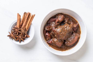 herb ile domuz eti güveç