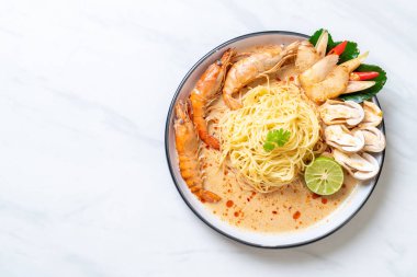 Baharatlı karides spagetti makarna (Tom Yum Goong)