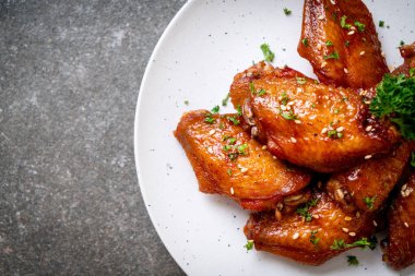 Barbekü tavuk kanatları beyaz susam ile