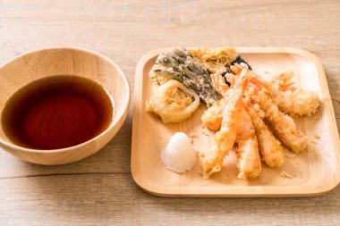 sebzeli karides tempura (hırpalanmış kızarmış karides)