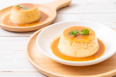 Ev yapımı karamel kremalı puding