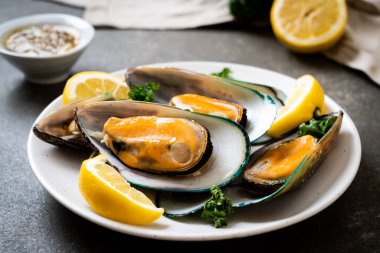 Limonlu ve maydanozlu midye