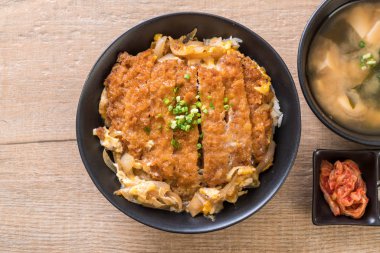 Kızarmış domuz pirzola tabağı (Katsudon)