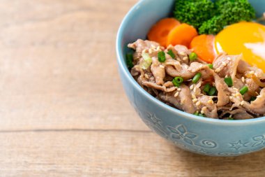 Donburi, domuz eti Pilav kasesi onsen yumurta ve sebze ile