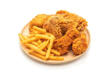 kızarmış tavuk patates kızartması ve nuggets yemek (abur cubur ve 