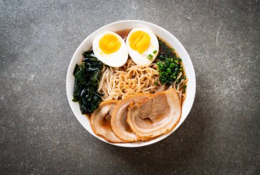 Shoyu ramen noodle domuz eti ve yumurta ile