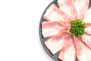 Dilimlenmiş domuz pastırması beyaz arka planda izole edilmiş.