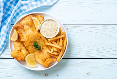 Balık ve patates kızartması. Sağlıksız yiyecekler.