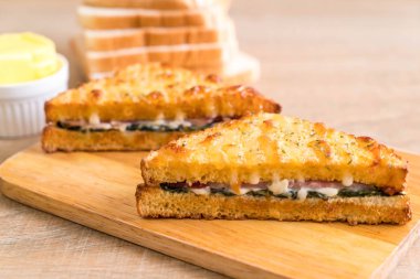 fırında ıspanak ve Jambonlu sandviç sos ile