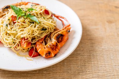 ızgara karides ve domates - İtalyan Füzyon gıda tarzı ile tavada kızartılmış spagetti