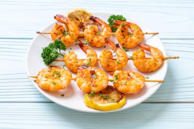 Limonlu ızgara kaplan karides şiş