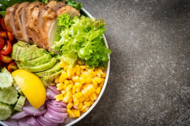 Tavuk göğsü ile sağlıklı salata kasesi 