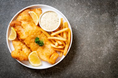 Kızartmalı balık ve patates kızartması.