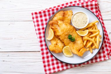 Kızartmalı balık ve patates kızartması.