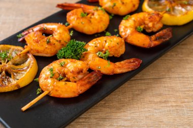 Limonlu ızgara kaplan karides şiş