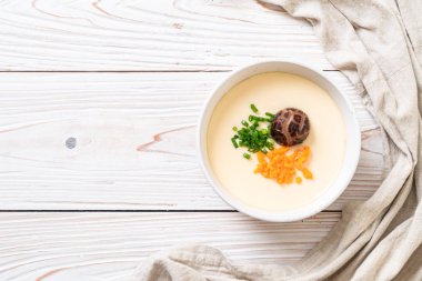 sebze, mantar ve havuç haşlanmış yumurta