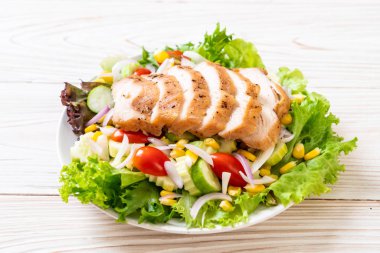 Tavuk göğsü - sağlıklı gıda tarzı ile sağlıklı salata kasesi