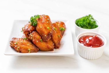 Barbekü tavuk kanatları beyaz susam ile