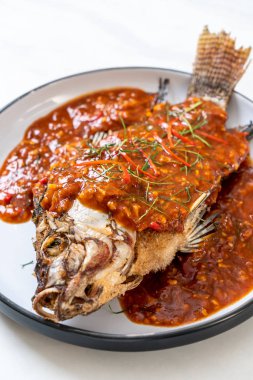 Chili soslu kızarmış balık