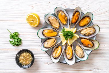 Limonlu ve maydanozlu midye