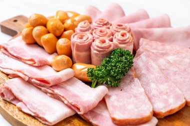 pastırma, sosis, jambon füme ve barbekü pastırma ahşap tahta üzerinde