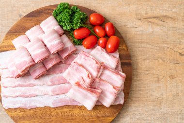 Çiğ domuz pastırma dilimlenmiş