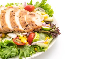 Tavuk göğsü ile sağlıklı salata kasesi 