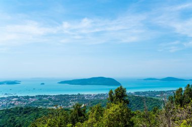 Phuket şehir manzarası ile deniz plaj 