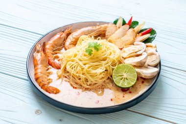 Baharatlı karides spagetti makarna (Tom Yum Goong) - İtalyan Füzyon gıda tarzı