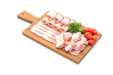 Dilimlenmiş domuz pastırması beyaz arka planda izole edilmiş.