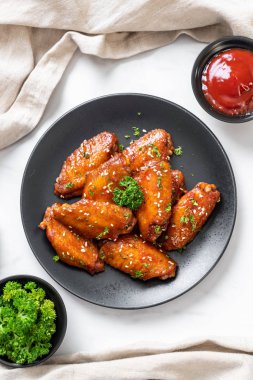 Barbekü tavuk kanatları beyaz susam ile