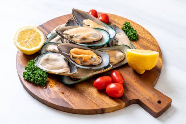 Ahşap tahta üzerinde taze midye