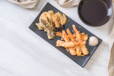 sebzeli karides tempura (hırpalanmış kızarmış karides)