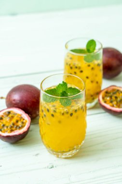 taze ve buzlu tutku meyve suyu