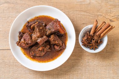 herb ile domuz eti güveç