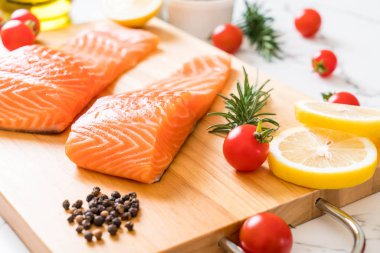 Limon domates Biberiye Biber ve tuz ile Çiğ somon fileto 