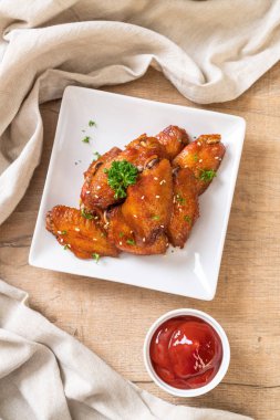 Barbekü tavuk kanatları beyaz susam ile