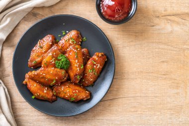 Barbekü tavuk kanatları beyaz susam ile