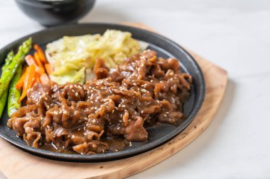 sıcak plaka üzerinde domuz biftek dilimlenmiş 