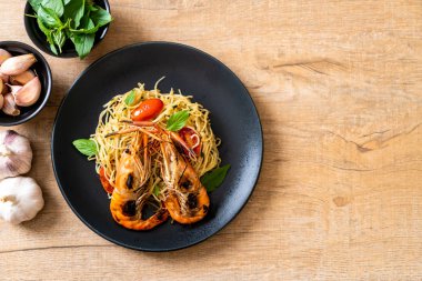 ızgara karides ve domates ile tavada kızartılmış spagetti