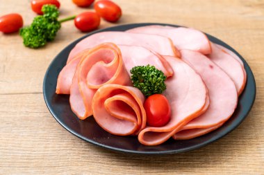 tabağa dilimlenmiş jambon füme