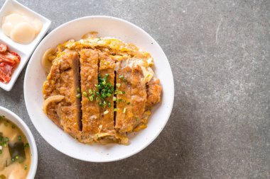 Kızarmış domuz pirzola tabağı (Katsudon)