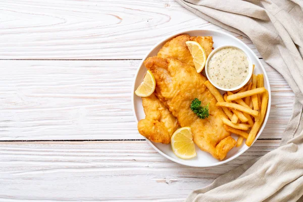 Kızartmalı balık ve patates kızartması.