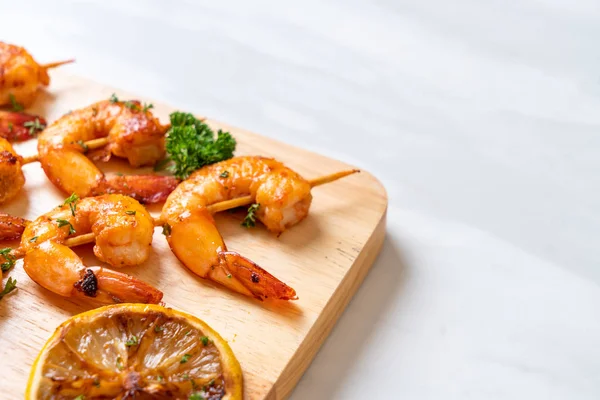 Udang panggang macan tusuk dengan lemon — Stok Foto