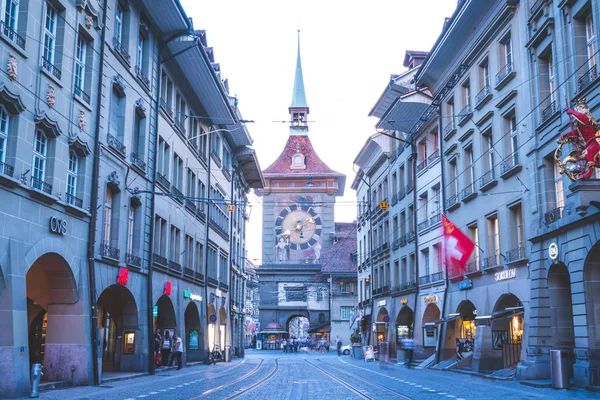 Berna, Suiza - 23 AGO 2018: La gente en el callejón comercial wi — Foto de Stock