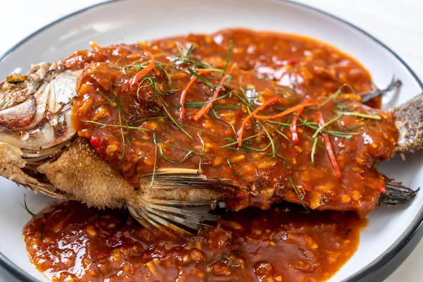 Pescado frito con salsa de chile —  Fotos de Stock