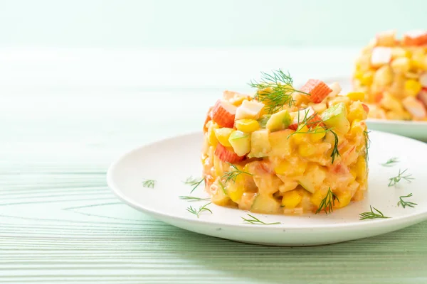 Ensalada de frutas mixtas con palo de cangrejo (manzana, maíz, papaya, piña —  Fotos de Stock