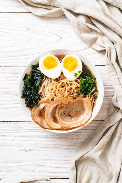 Shoyu ramen nudler med svin og egg – stockfoto