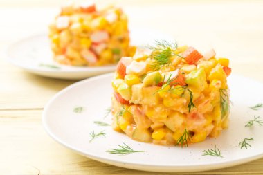 Yengeç sopa (elma, Mısır, papaya, pineappl ile karışık meyve salatası